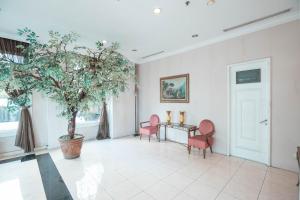 A seating area at Hotel Bulevar Tanjung Duren Jakarta