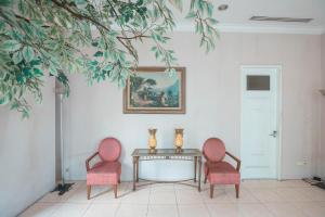A seating area at Hotel Bulevar Tanjung Duren Jakarta