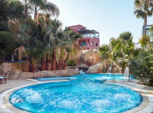 una gran piscina con cascada en un complejo en Hotel Blancafort Spa Termal, en La Garriga