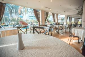 A restaurant or other place to eat at Hotel Bulevar Tanjung Duren Jakarta