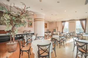 A restaurant or other place to eat at Hotel Bulevar Tanjung Duren Jakarta