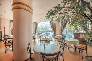 A restaurant or other place to eat at Hotel Bulevar Tanjung Duren Jakarta