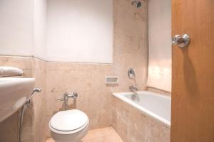 A bathroom at Hotel Bulevar Tanjung Duren Jakarta