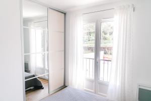 een kamer met een spiegel en een raam bij Villa Marie - Provence Côte d'Azur in Cabasse