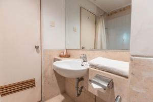 A bathroom at Hotel Bulevar Tanjung Duren Jakarta