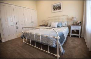 A bed or beds in a room at Braybrook Boutique Bed and Breakfast