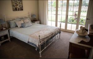 A bed or beds in a room at Braybrook Boutique Bed and Breakfast