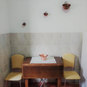 a table with two chairs and a bowl on it at Apartamento 2 - Fundação de Veiros in Veiros
