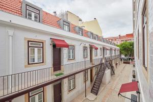 een rij gebouwen met balkons in een straat bij Vila Rosário in Graça in Lissabon