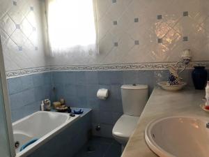 Kúpeľňa v ubytovaní Rentcostadelsol Villa Pinares-Malaga