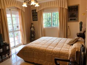 Posteľ alebo postele v izbe v ubytovaní Rentcostadelsol Villa Pinares-Malaga + 37 fotografií