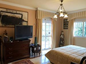 Televízia a/alebo spoločenská miestnosť v ubytovaní Rentcostadelsol Villa Pinares-Malaga
