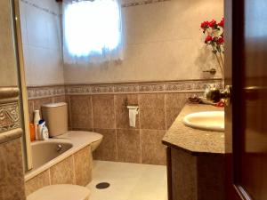 Kúpeľňa v ubytovaní Rentcostadelsol Villa Pinares-Malaga