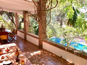 Vonkajšia záhrada v ubytovaní Rentcostadelsol Villa Pinares-Malaga