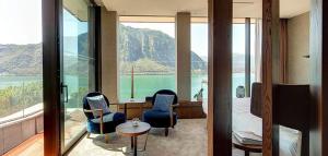 una habitación de hotel con vistas al agua en Grand Hotel Campione en Campione dʼItalia