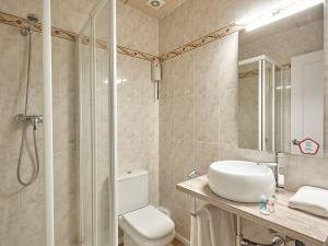 Un baño con inodoro, ducha y lavabo. en Hostal Nobadis, en Cervera