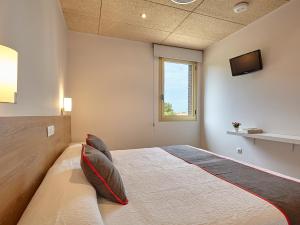 Un dormitorio con una cama con dos almohadas encima. en Hostal Nobadis, en Cervera