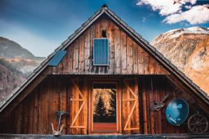 domek w górach z dużymi drzwiami w obiekcie Hiska Rutar Valley Voje w mieście Studor v Bohinju