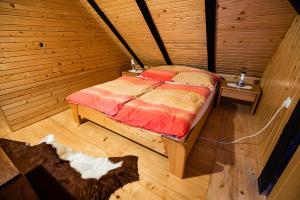 sypialnia z łóżkiem w drewnianym pokoju w obiekcie Hiska Rutar Valley Voje w mieście Studor v Bohinju