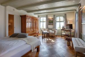 Rúm í herbergi á Romantik Hotel Bären Dürrenroth
