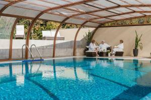 Basen w obiekcie Főnix Wellness Resort lub w pobliżu