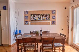 ein Esszimmer mit einem Holztisch und Stühlen in der Unterkunft MAGICA VISTA in Amalfi