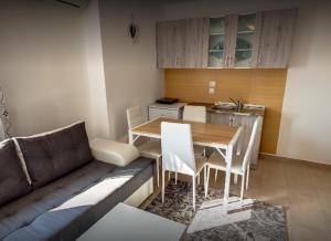 salon z kanapą i stołem oraz kuchnia w obiekcie Apartments Belvi w Medulinie