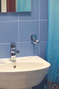 モスクワにあるKONCERT.RU™ HOTELの- 青いタイルのバスルーム(白いシンク付)