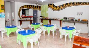 a room with tables and chairs and a counter at Pousada Sucuri in Bonito