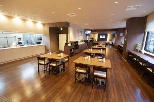 多美迎PREMIUM名古屋荣酒店餐厅或其他用餐的地方