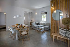 sala de estar con mesa y sofá en family home en Kalloni Tinou