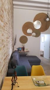 sala de estar con sofás azules y pared de ladrillo en Luxury Apartment In Triana Close To The River en Sevilla