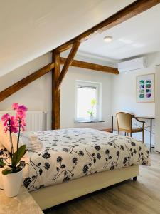 sypialnia z łóżkiem z czarno-białą kołdrą w obiekcie LINA ROOMS w Lublanie