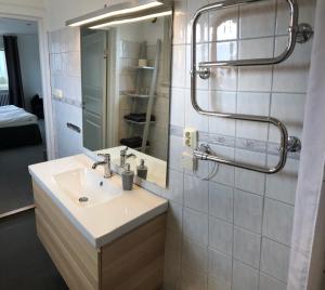 un bagno con lavandino e doccia di Hotell Apladalen i Värnamo a Värnamo