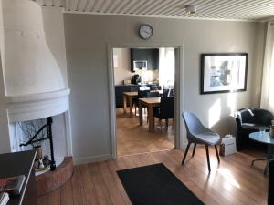 a living room with a fireplace and a dining room at Hotell Apladalen i Värnamo in Värnamo