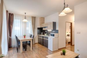 Kuchyňa alebo kuchynka v ubytovaní Fortuna 7 Apartments