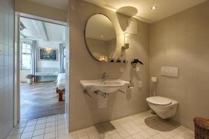 Baðherbergi á Romantik Hotel Bären Dürrenroth