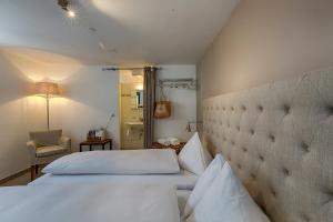 Rúm í herbergi á Romantik Hotel Bären Dürrenroth
