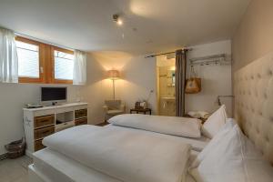 Rúm í herbergi á Romantik Hotel Bären Dürrenroth