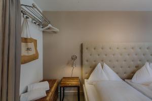 Rúm í herbergi á Romantik Hotel Bären Dürrenroth