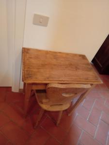 een houten tafel bovenop een vloer bij La Residence da Caterina in Vittorio Veneto