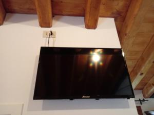 A television and/or entertainment centre at La Residence da Caterina