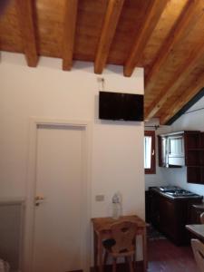 A television and/or entertainment centre at La Residence da Caterina
