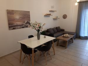 斯卡拉克弗隆尼亞斯的住宿－Skala Pearls A2，客厅配有桌子和沙发