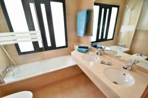 A bathroom at HL 010 3 bedroom apartment on HDA Golf Resort