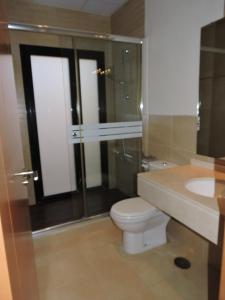 A bathroom at HL 010 3 bedroom apartment on HDA Golf Resort