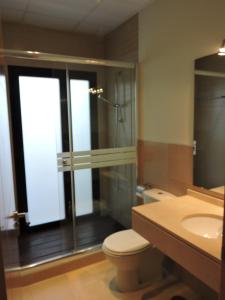 A bathroom at HL 010 3 bedroom apartment on HDA Golf Resort