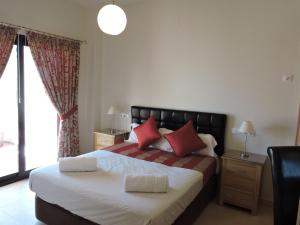 A bed or beds in a room at HL 010 3 bedroom apartment on HDA Golf Resort