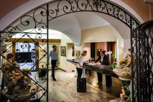 eine Gruppe von Menschen, die in einem Raum hinter einem Tor stehen in der Unterkunft Hotel dell'Angelo in Locarno