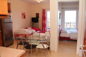 Una cocina con una mesa y sillas en una habitación. en Paradise, en Tolo